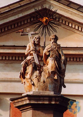 A katolikus templom előtt álló Szentháromság-szobor